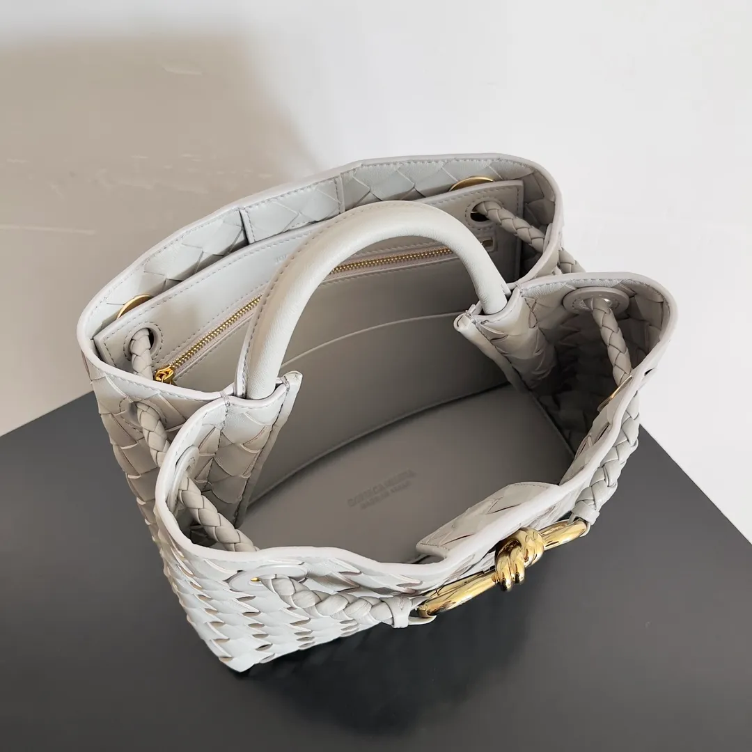 The 2023 new Andiamo batch of 1860 BV has been shipped‼ ️Really popular🔥The new Andiamo woven handbag launched by Bottega Veneta this season is really popular all over the world! ! Celebrities at home and abroad have worn it, and Oscar-winning actress Michelle Yeoh has taken it out on the street. Song Jia, Trai Yara, Yu Feihong, Sanji Ayaka, Rosie Hunting-Whiteley, Yoshioka Riho, etc. have all picked up this bag. It is classic and versatile, showing off its temperament, and the bag capacity is also large, which is very convenient for daily commuting! ! A variety of carrying methods, the shoulder straps can be adjusted by yourself, the original lambskin feels soft and delicate, and the neutral style is made to break gender boundaries and bring a more practical and longer-lasting use experience. Andiamo, which has both elegant and casual styles, perfectly interprets the true appearance of "fashionable old money style". Style number: 743568 Size: 25*22*10.5cm